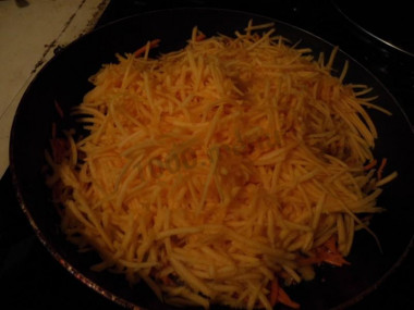 Рецепт - Салат из тыквы с курочкой - Шаг 6 -  Следом добавляем тыкву и обжариваем, чтобы стала мягкой