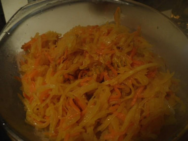 Рецепт - Салат из тыквы с курочкой - Шаг 7 -  Овощную смесь перекладываем в миску, добавляем лимонный сок и даем остыть