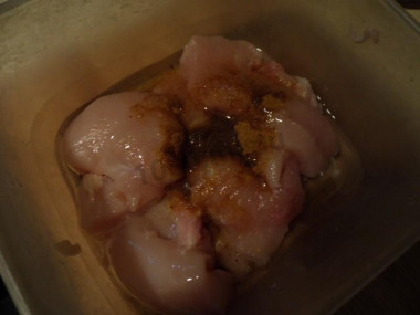 Рецепт - Салат из тыквы с курочкой - Шаг 8 -  В куриную грудку добавляем карри и подсолнечное масло