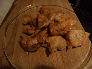 Рецепт - Салат из тыквы с курочкой - Шаг 9 -  Запекаем курочку в духовке, после как остынет нарезаем ломтиками