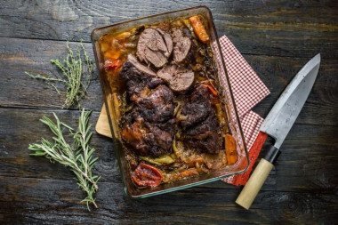 Запечённая говяжья голяшка с овощами в пиве