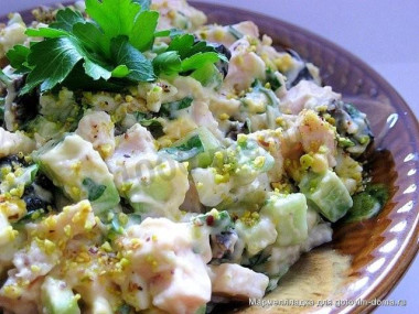 Салат копченая курочка с черносливом и авокадо