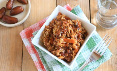 Сладкий плов из коричневого бурого риса с финиками и орехами