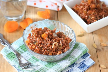 Тёплый салат из красного риса с изюмом и курагой