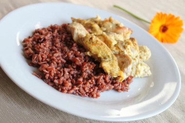 Красный рис с курицей