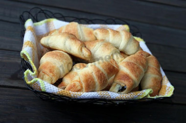 Круассаны с сыром и черносливом
