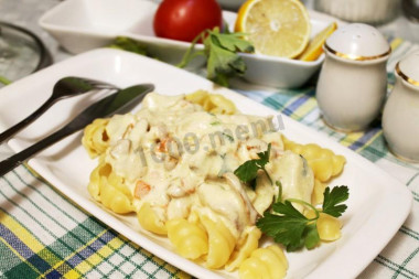 Макароны ракушки с курицей и лисичками в сливочном соусе