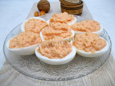 Яйца фаршированные икрой мойвы