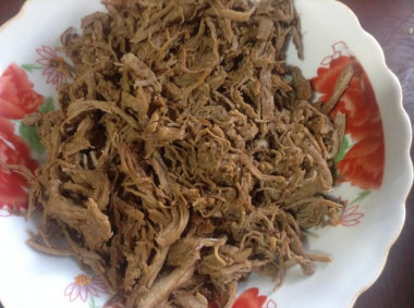 Рецепт - Салат Ташкентский из редьки - Шаг 1 - Куриную грудку отварить, остудить и разобрать на волокна. Смешать оливковое масло, бальзамический уксус, соевый соус и мед.(Вместо меда можно взять сахар). Залить этим маринадом мясо и оставить на 1 час.