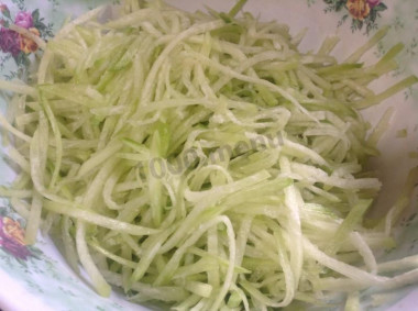 Рецепт - Салат Ташкентский из редьки - Шаг 2 -  Редьку очистить и нашинковать соломкой. Посолить и оставить на пол часа. За тем отжать от выделившегося сока.