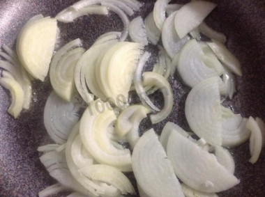 Рецепт - Салат Ташкентский из редьки - Шаг 3 -  Лук нарезать полукольцами. Обжарить в растительном масле.