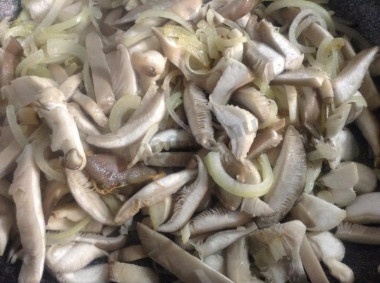 Рецепт - Салат Ташкентский из редьки - Шаг 4 -  Добавить к луку нарезанные грибы и жарить до готовности. Остудить.