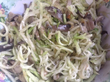 Рецепт - Салат Ташкентский из редьки - Шаг 5 -  Смешать редьку с грибами и луком. Откорректировать на соль. Поперчить. Выложить на блюдо.