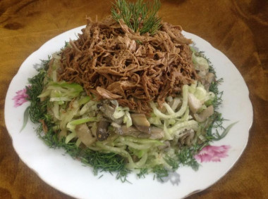 Рецепт - Салат Ташкентский из редьки - Шаг 6 -  Сверху на овощную смесь выложить куриное филе. Украсить зеленью. Приятного аппетита!