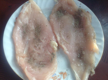 Рецепт - Куриные рулеты с бананом и яблочным соусом - Шаг 1 - С грудки снять шкурку и отделить филе от кости. Разрезать филе на тонкие пласты. Пласты отбить, посолить и поперчить.