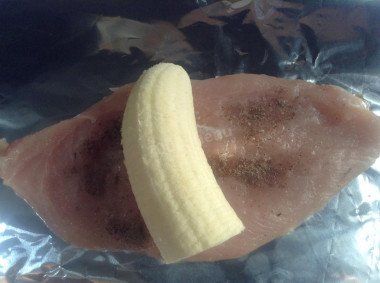 Рецепт - Куриные рулеты с бананом и яблочным соусом - Шаг 2 -  Банан очистить и нарезать на кусочки. Ориентируемся на ширину пластов мяса.