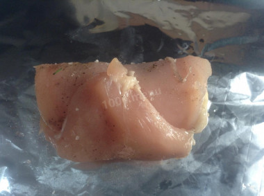 Рецепт - Куриные рулеты с бананом и яблочным соусом - Шаг 3 -  Свернуть рулетом.