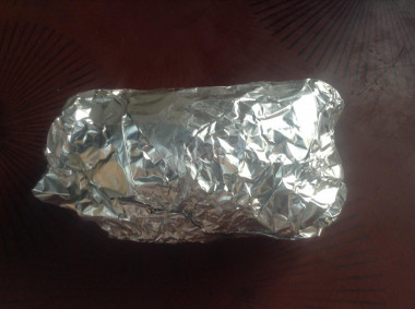 Рецепт - Куриные рулеты с бананом и яблочным соусом - Шаг 4 -  Рулет завернуть плотно в фольгу. Так поступить с каждым пластом мяса.