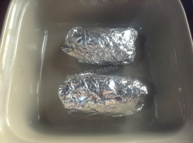 Рецепт - Куриные рулеты с бананом и яблочным соусом - Шаг 5 -  Рулеты сложить в форму для запекания и отправить в духовку, разогретую до 200 градусов, на 15-20 минут.