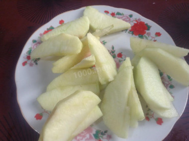 Рецепт - Куриные рулеты с бананом и яблочным соусом - Шаг 6 -  Пока запекаются рулеты приготовить соус. Яблоко очистить и нарезать дольками.