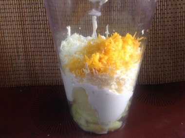 Рецепт - Куриные рулеты с бананом и яблочным соусом - Шаг 7 -  Сложить в чашу блендера яблоки, сметану, натертый на мелкой терке сыр, цедру и лимонный сок. Измельчить все блендером до образования пюре. Соус готов.