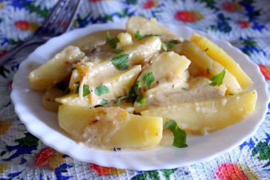 Картофель тушеный в молоке с сушеным луком