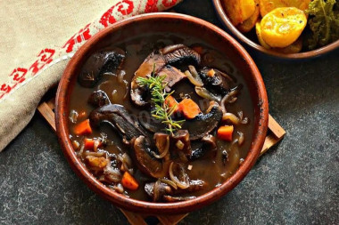 Тушеные королевские шампиньоны с овощами