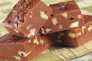 Десерт из какао масла и орехов