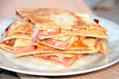 Кесадилья с сыром и колбасой