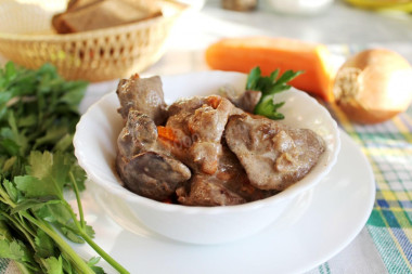 Печень индейки с морковью и луком в сметане