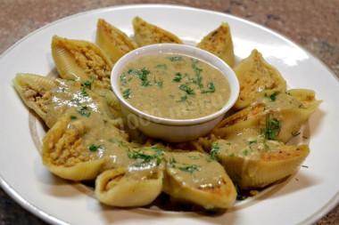 Фаршированные ракушки в соусе