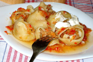 Макароны ракушки с фаршем кабачками и помидорами