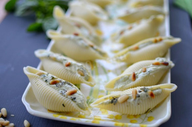 Конкильони - макароны ракушки фаршированные рикоттой с песто