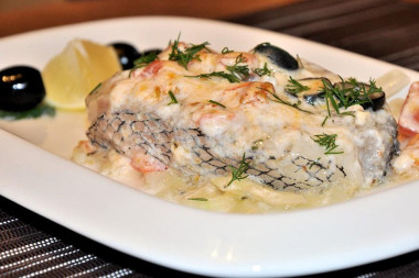 Макрурус под йогуртом с овощами