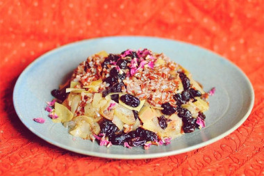Нешлифованный рис с яблоками и изюмом