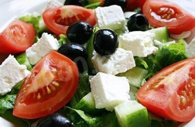 Салат овощной с маслинами