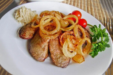 Печень кролика с луком