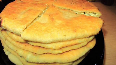 Молдавские плацинды с творогом и луком на сковороде