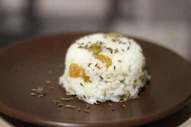 Сладкий рис с изюмом