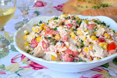 Салат с жареной курицей печеным перцем и тимьяном