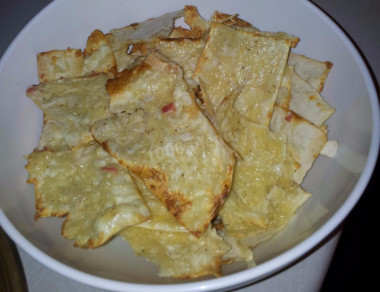 Чипсы из лаваша с яйцом сыром и колбасой