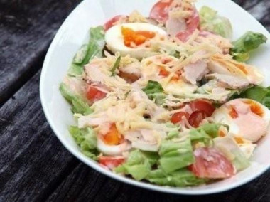 Салат с курицей яйцом и помидором