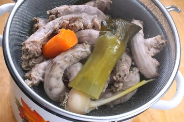 Вареные куриные шеи
