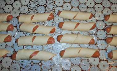 Рецепт - Простой рецепт сосиски в слоеном тесте - Шаг 4 -  Вот такие гусеницы получились. Поставь их в разогретую до 230 градусов духовку на 15 минут. Завтрак готов!!!