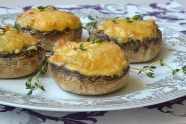 Шампиньоны запеченные с баклажанами и сыром