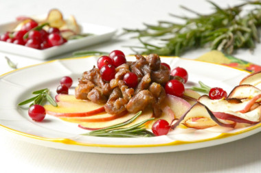 Салат с жареной уткой яблоками и клюквой