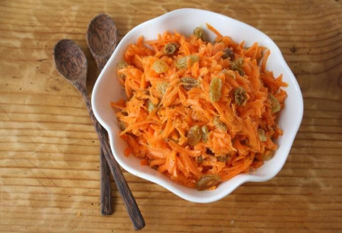 Морковь с арахисом и изюмом