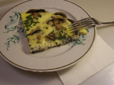 Омлет с маринованными грибами и зеленью