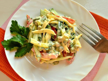 Салат с сыром косичкой и помидорами