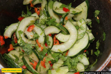 Салат из огурцов с фисташками